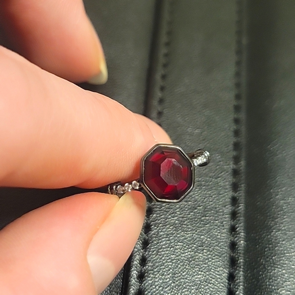 ST bath bomb hex red&black ring, size 8